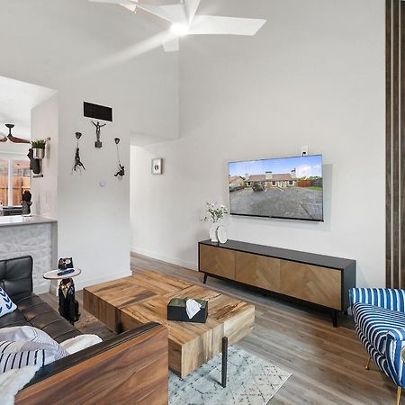 Contemporary Couples Getaway Near Austin Favorites - Loft 21 Apartment Exterior foto