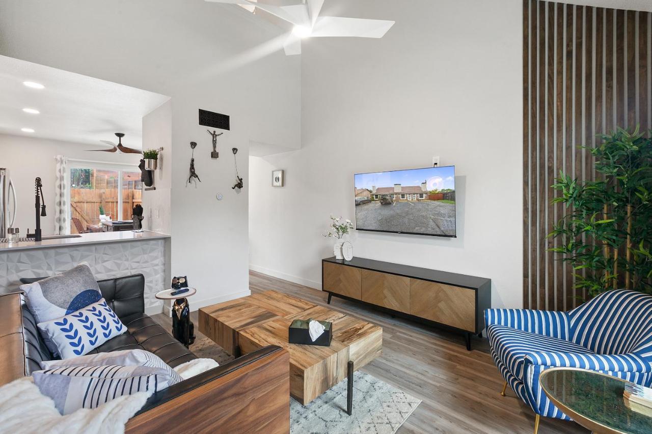 Contemporary Couples Getaway Near Austin Favorites - Loft 21 Apartment Exterior foto