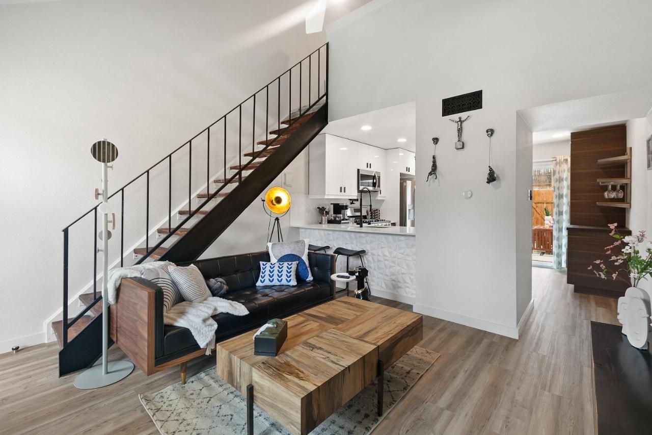 Contemporary Couples Getaway Near Austin Favorites - Loft 21 Apartment Exterior foto