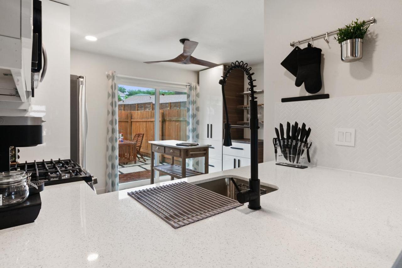Contemporary Couples Getaway Near Austin Favorites - Loft 21 Apartment Exterior foto