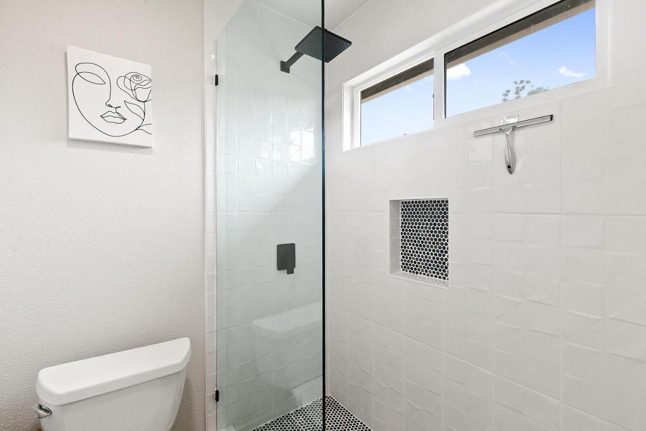 Contemporary Couples Getaway Near Austin Favorites - Loft 21 Apartment Exterior foto