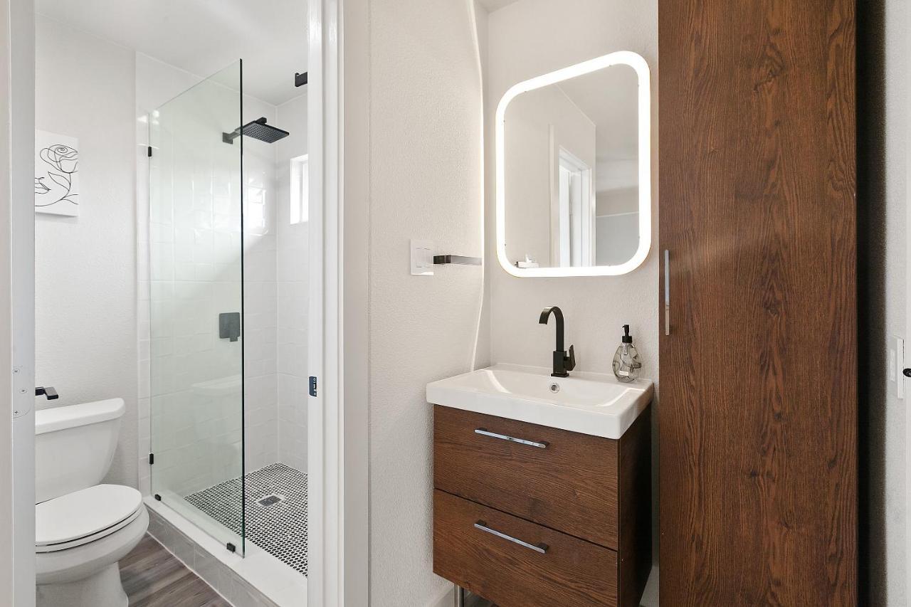 Contemporary Couples Getaway Near Austin Favorites - Loft 21 Apartment Exterior foto