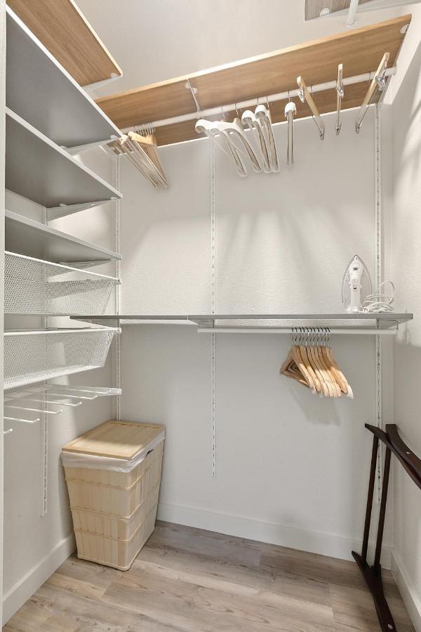 Contemporary Couples Getaway Near Austin Favorites - Loft 21 Apartment Exterior foto